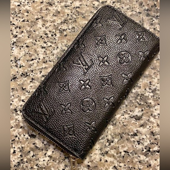 Women’s Designer Wallet - Picture 2 of 6